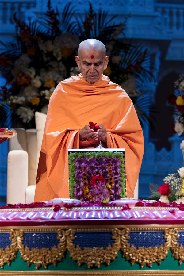 Swamishri offers flowers to Brahmaswarup Pramukh Swami Maharaj