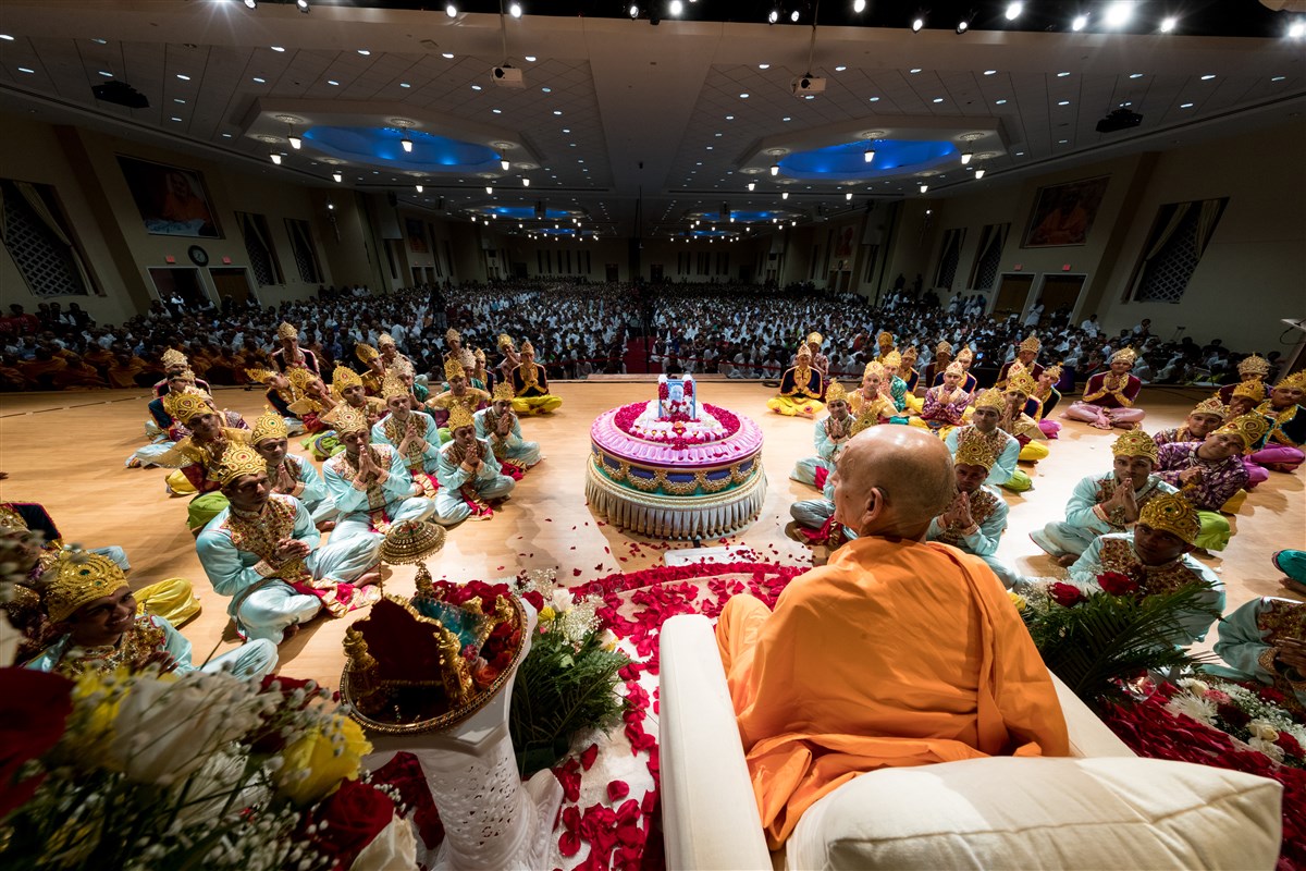 Swamishri blesses the youths in the dance
