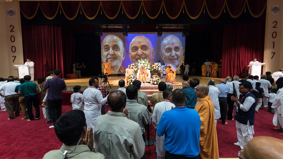 Swamishri folds his hands to devotees