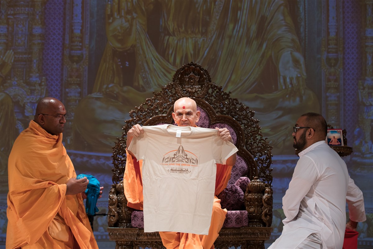 Swamishri launches Swaminarayan Akshardham North America souvenir t-shirts