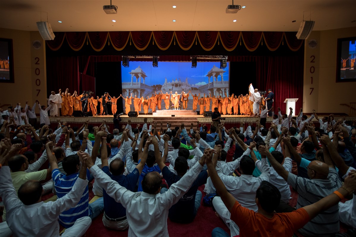 Swamishri and devotees join hands to symbolize unity