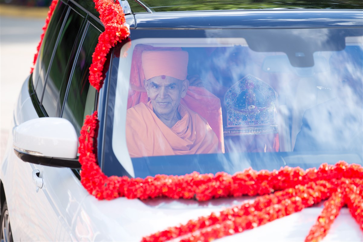 Param Pujya Mahant Swami Maharaj arrives at BAPS Shri Swaminarayan Mandir, Chicago, IL