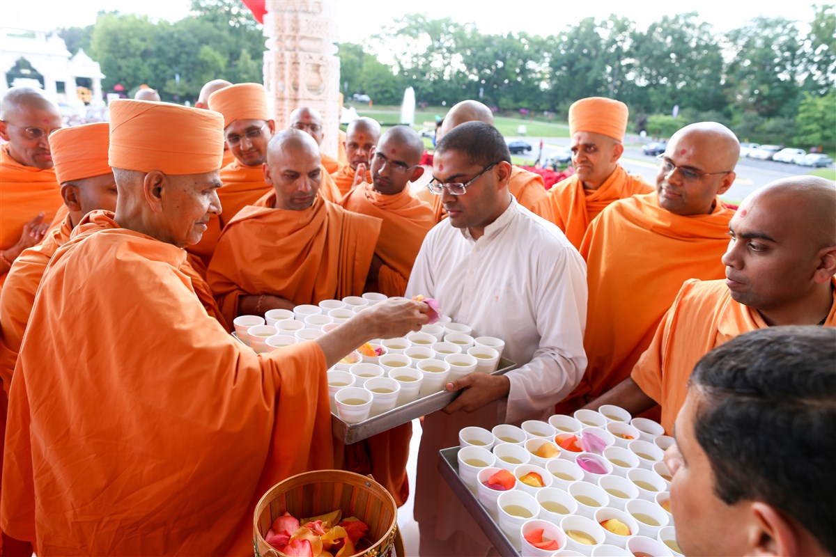 Swamishri sanctifies fruit juices for devotees who observed a fast