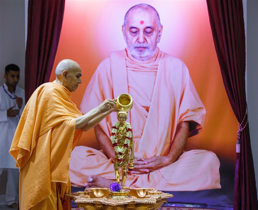 Swamishri performs abhishek of Shri Nilkanth Varni Maharaj