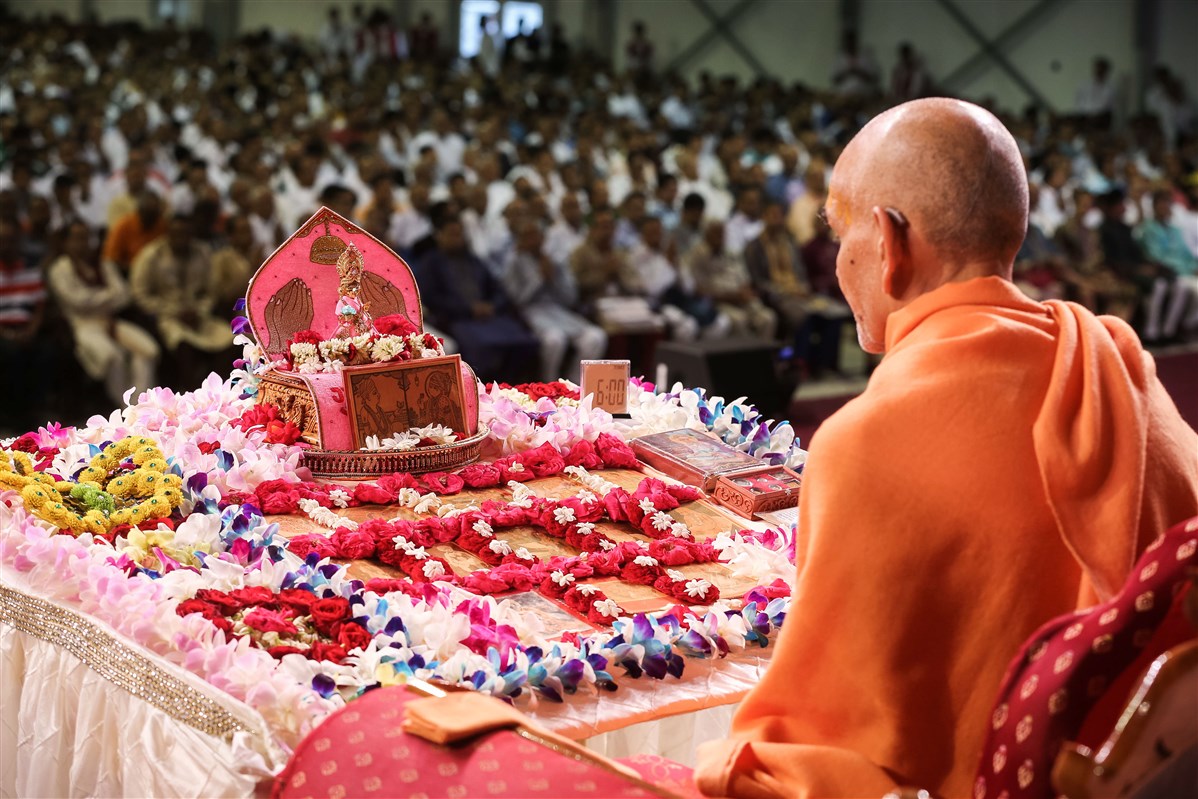Swamishri engrossed in puja