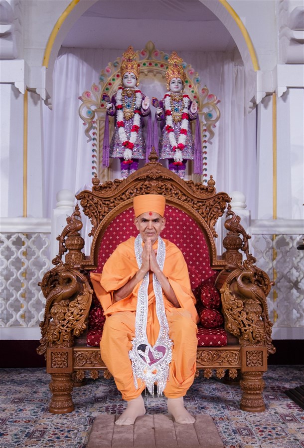 Swamishri garlanded on the occasion of Guru Purnima