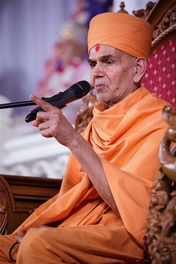 Swamishri addresses the Guru Purnima assembly