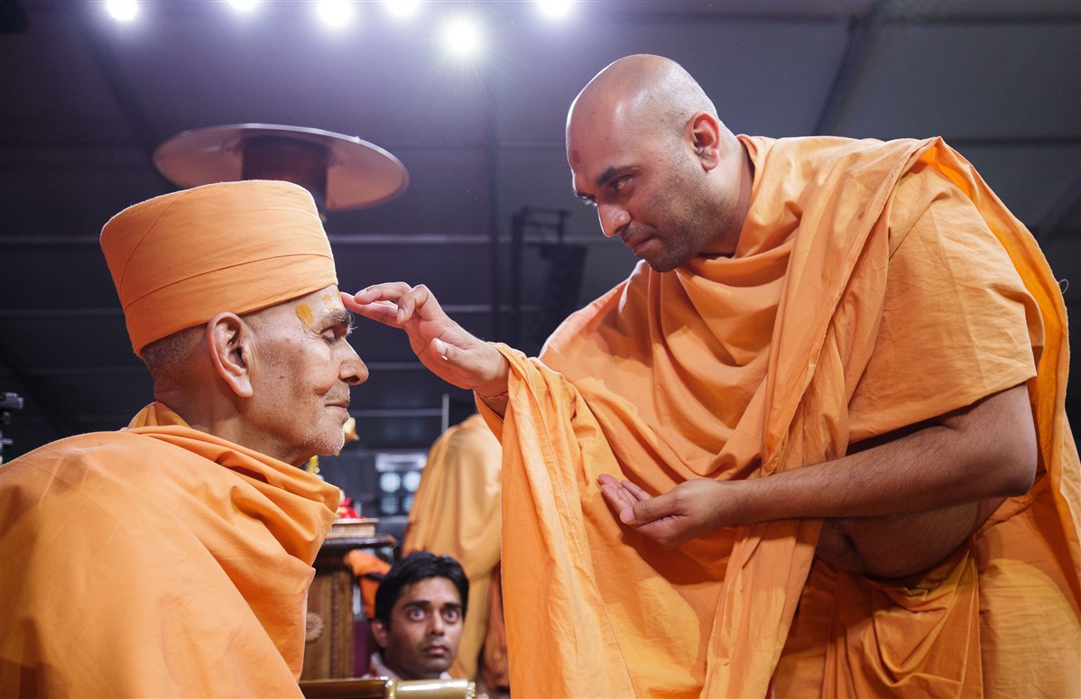 Pujya Priyasevadas Swami performs pujan of Swamishri