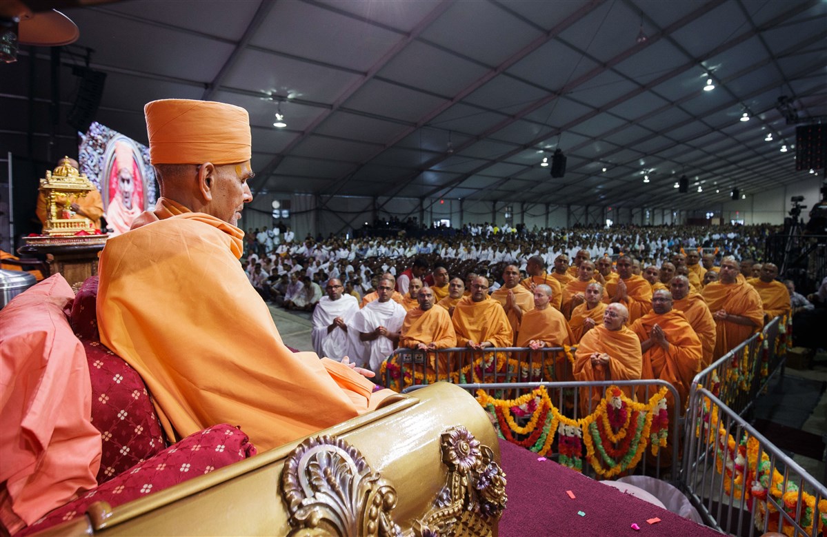 Swamis offer mantra pushpanjali to Thakorji and Mahant Swami Maharaj