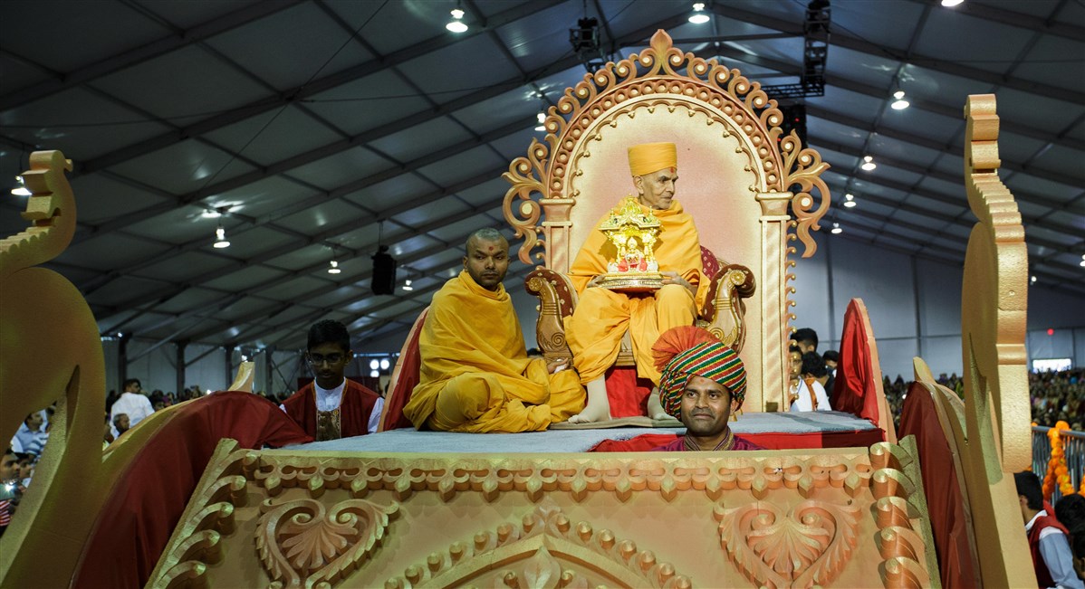 Swamishri arrives in the Guru Purnima celebration with Shri Harikrishna Maharaj