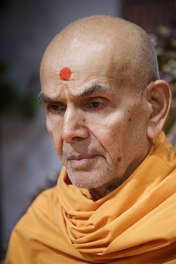 Swamishri engrossed in puja