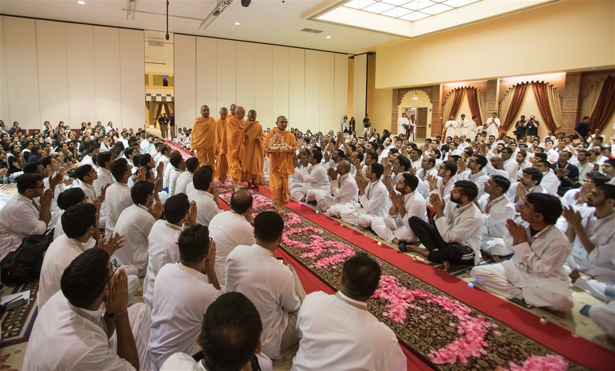 Swamishri arrives in Yuva Din assembly