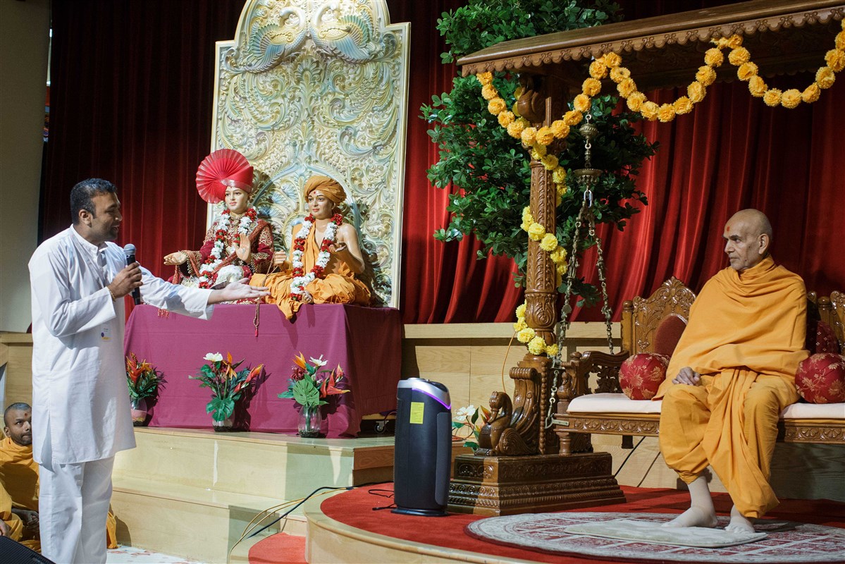 Swamishri listens to a yuvak
