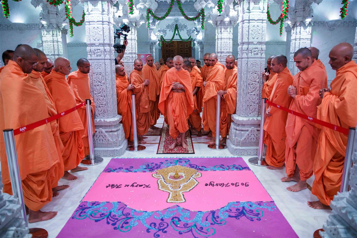 Swamishri appreciates a rangoli