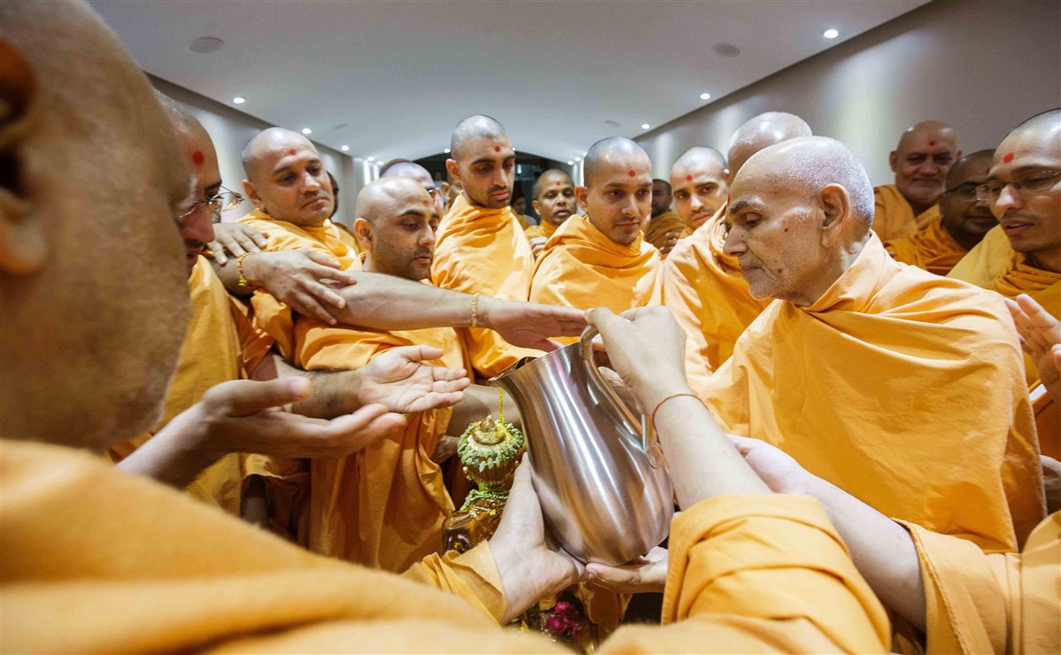 Swamis and Swamishri perform abhishek of Shri Nilkanth Varni Maharaj