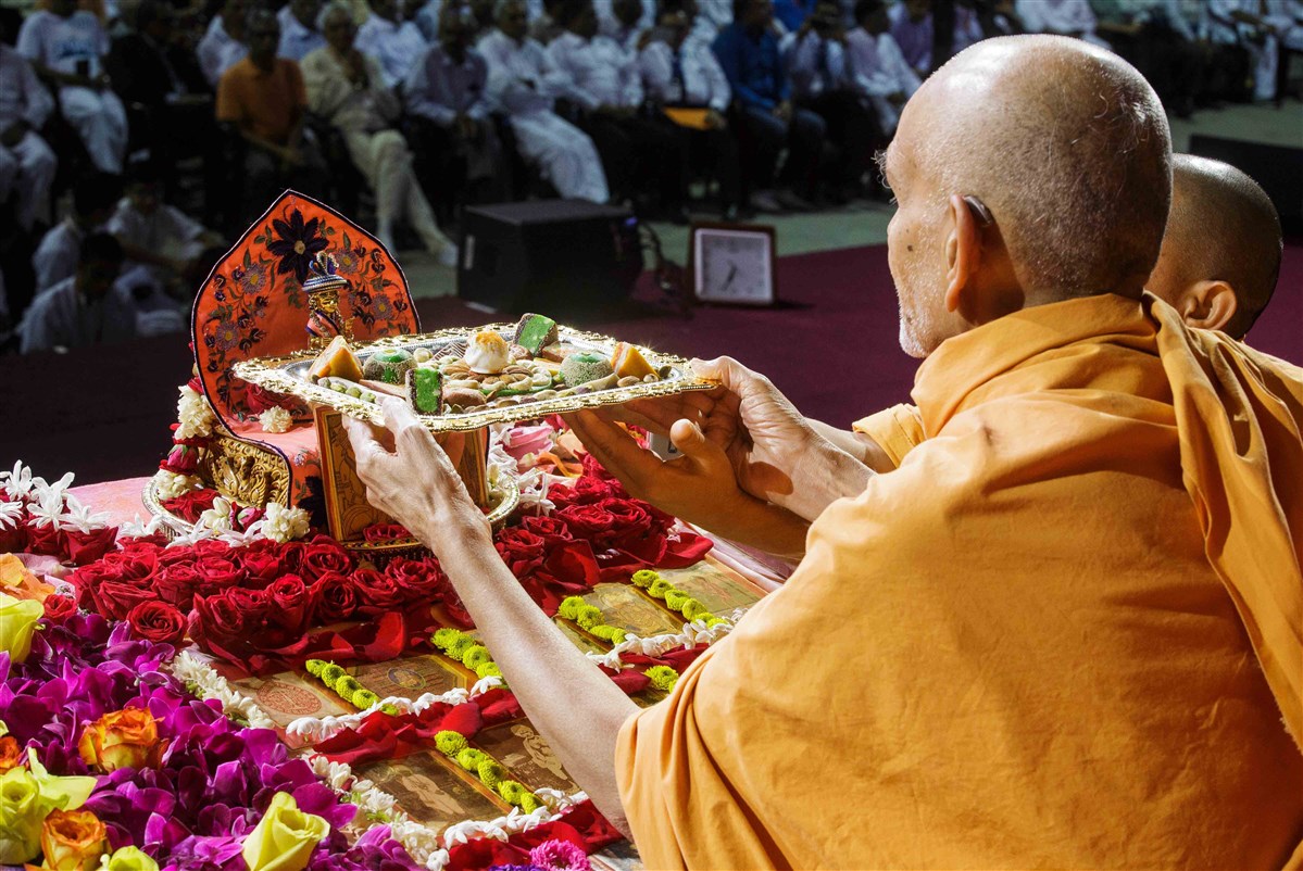 Swamishri offers thal in morning puja
