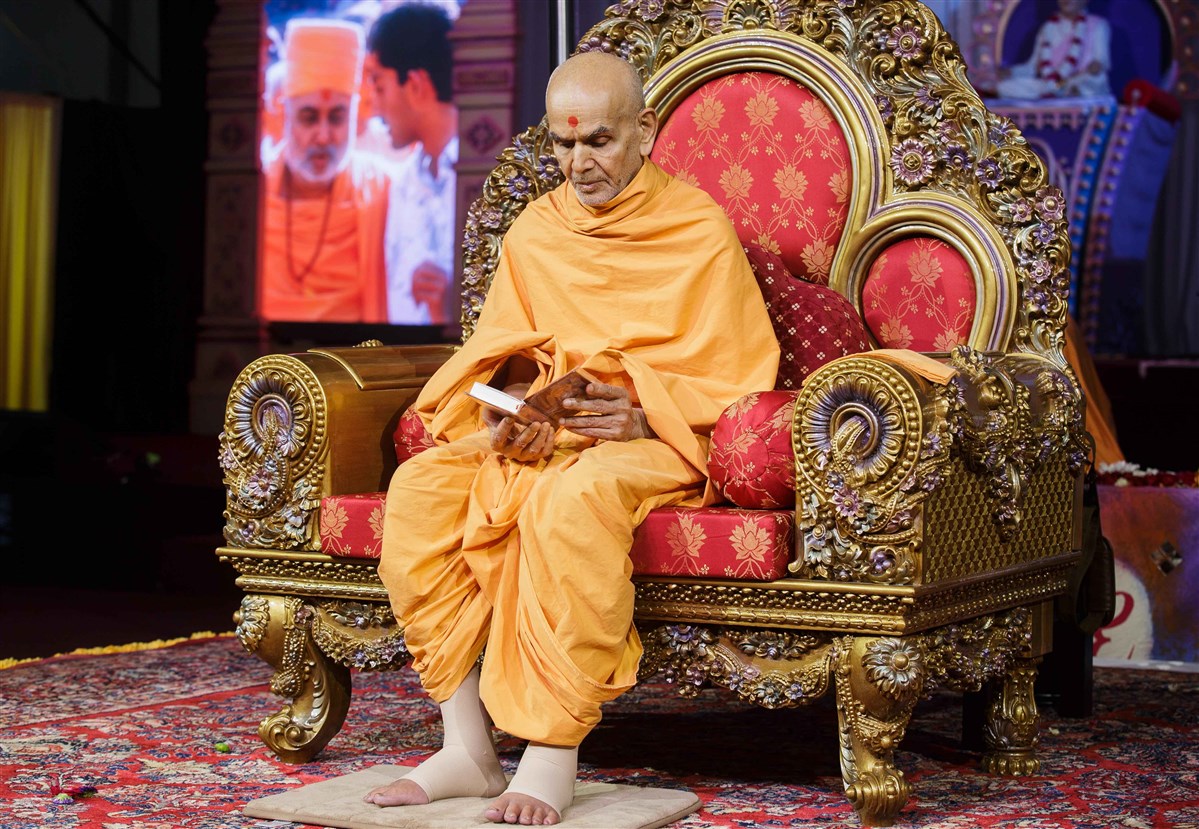 Swamishri reads the Shikshapatri to conclude morning puja