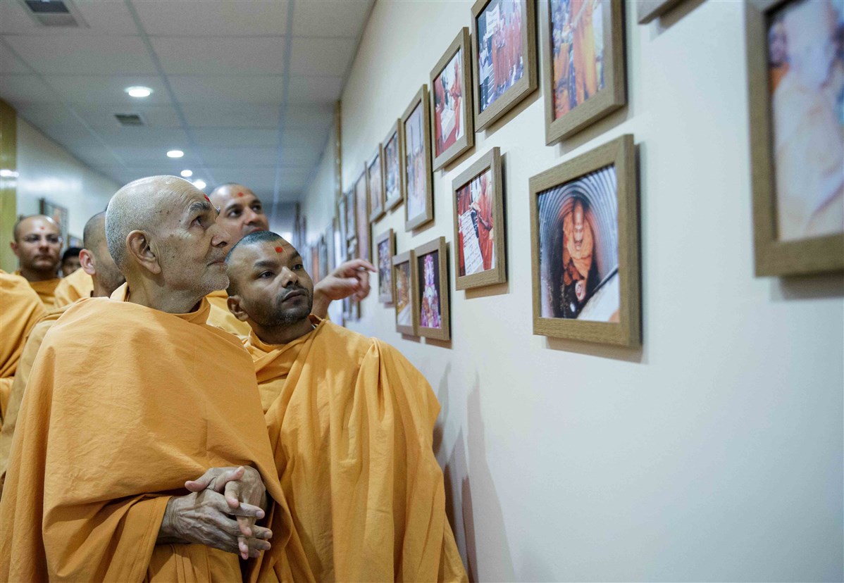 Swamishri views photos of Pramukh Swami Maharaj in Chicago