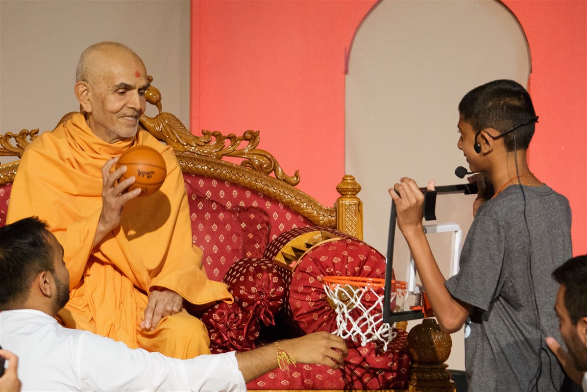 Swamishri interacts with children