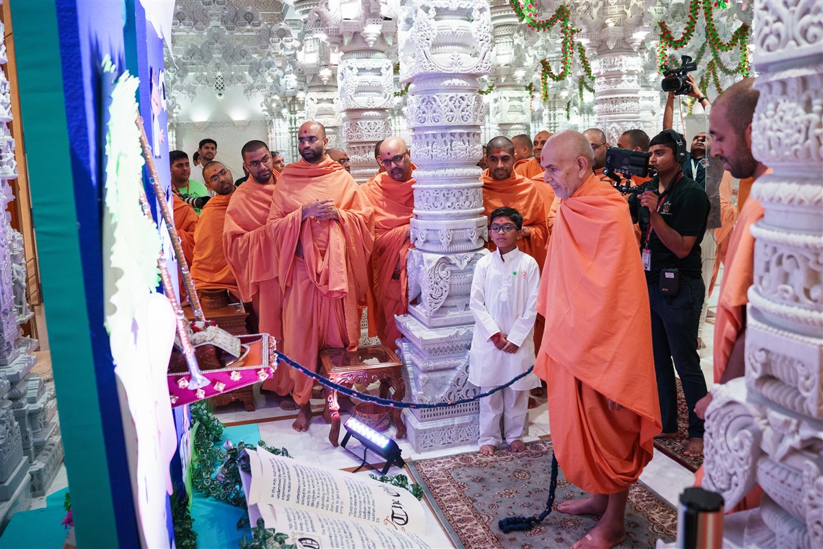 Param Pujya Mahant Swami Maharaj swings Shri Harikrishna Maharaj