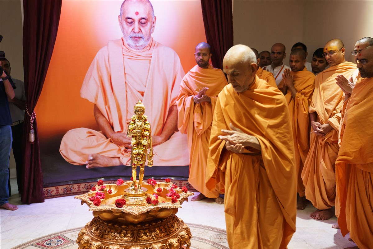 Swamishri performs pradakshina around Shri Nilkanth Varni Maharaj