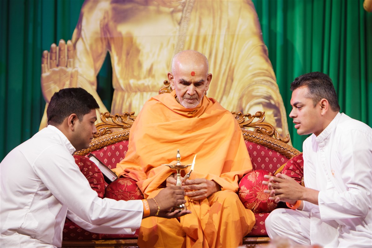Swamishri performs deep pragatya to inaugurate the Satsang Shibir