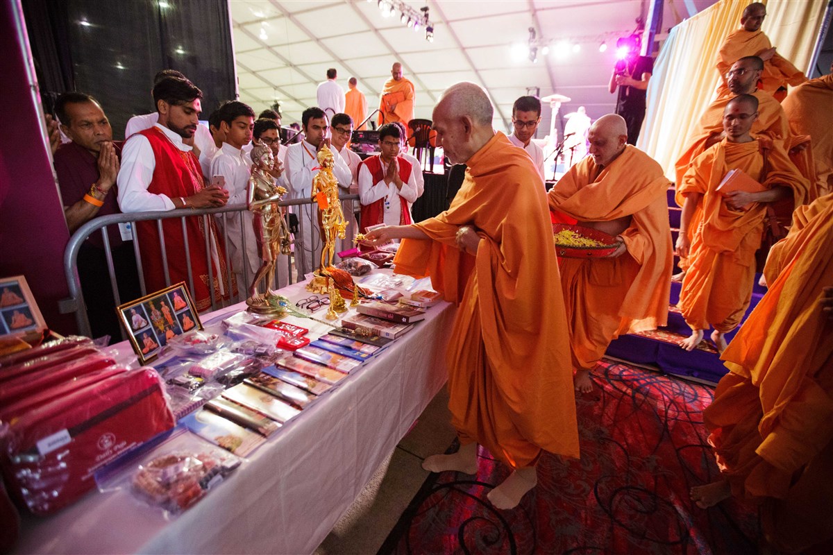 Swamishri sanctifies items for devotees