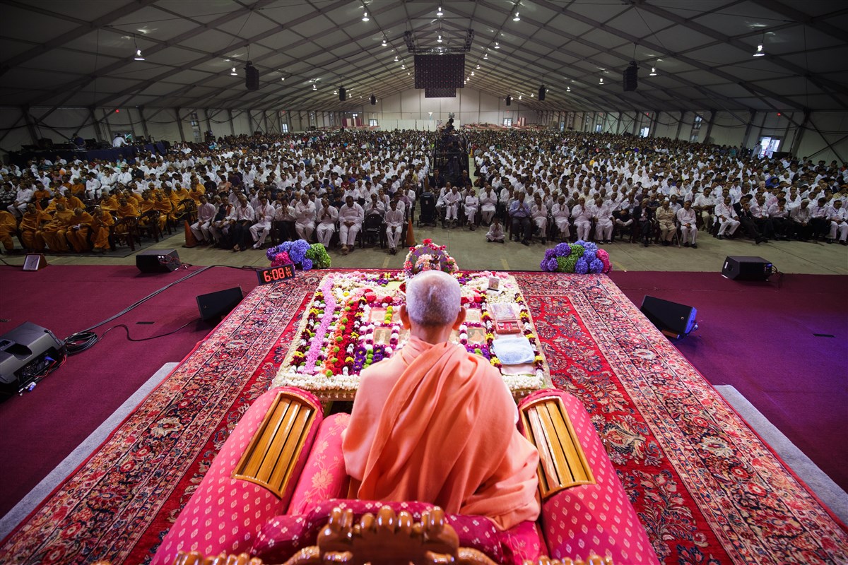 Swamishri engrossed in morning puja