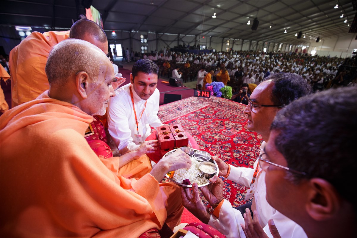 Swamishri blesses the foundation bricks for expansion plans of BAPS Shri Swaminarayan Mandir, Indianapolis