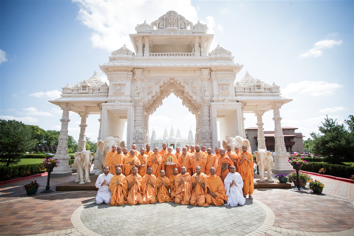 Swamishri with Shri Harikrishna Maharaj and Swamis in front of the BAPS Shri Swaminarayan Mandir, Chicago, IL