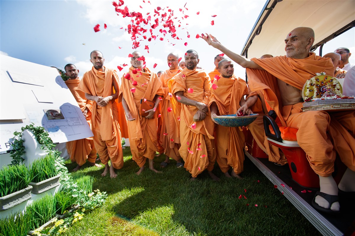 Swamishri blesses expansion plans of BAPS Shri Swaminarayan Mandir, Chicago, IL