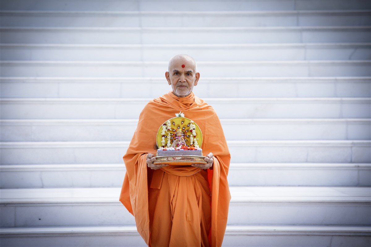 Swamishri with Shri Harikrishna Maharaj in front of the BAPS Shri Swaminarayan Mandir, Chicago, IL