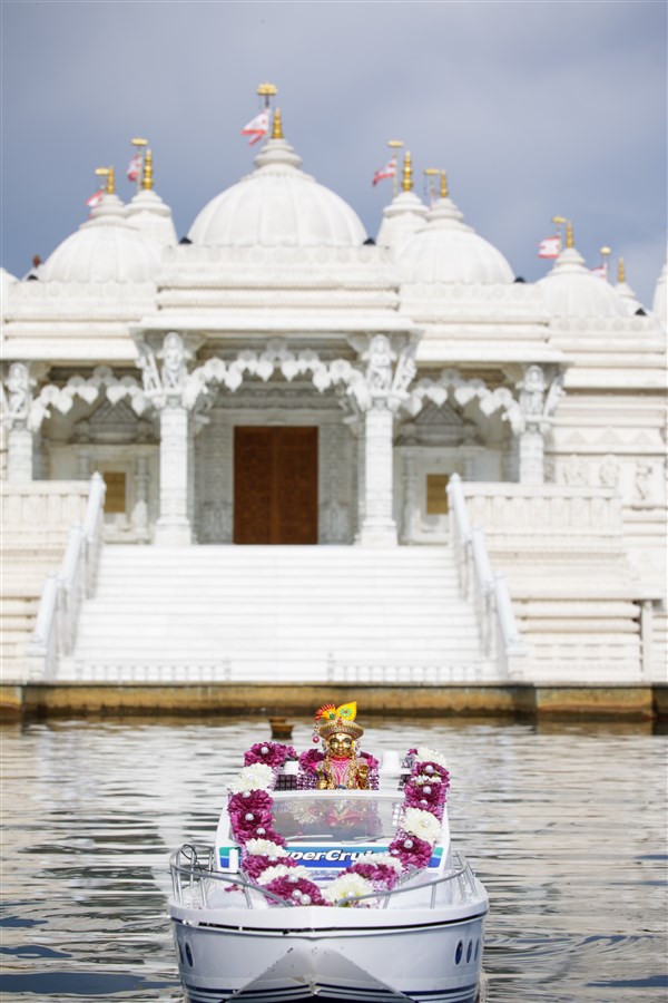 Shri Harikrishna Maharaj on a boat in front of the Mandir
