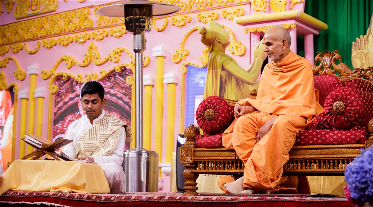 Swamishri engrossed in the program