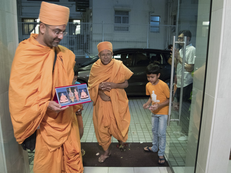 Pujya Tyagvallabh Swami arrives at Hong Kong