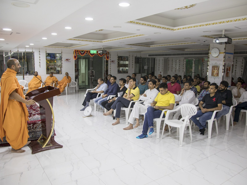 Divyamurti Swami addresses the satsang assembly