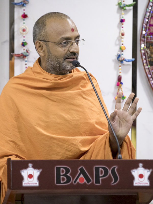 Munivatsal Swami addresses the satsang assembly