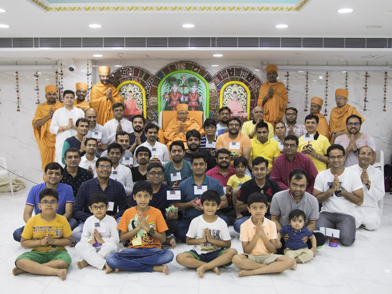 Children and devotees with Pujya Tyagvallabh Swami