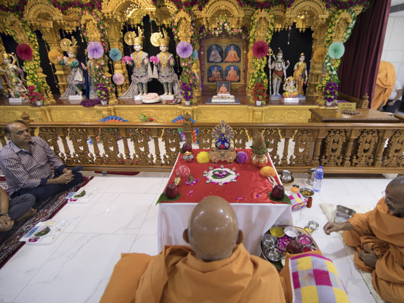 Pujya Tyagvallabh Swami performs patotsav mahapuja rituals