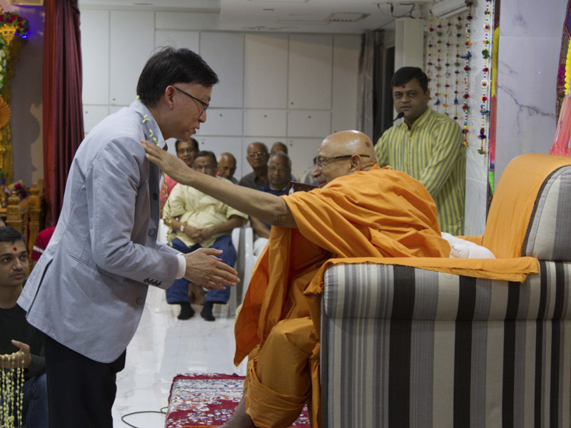 Pujya Tyagvallabh Swami blesses an invited guest