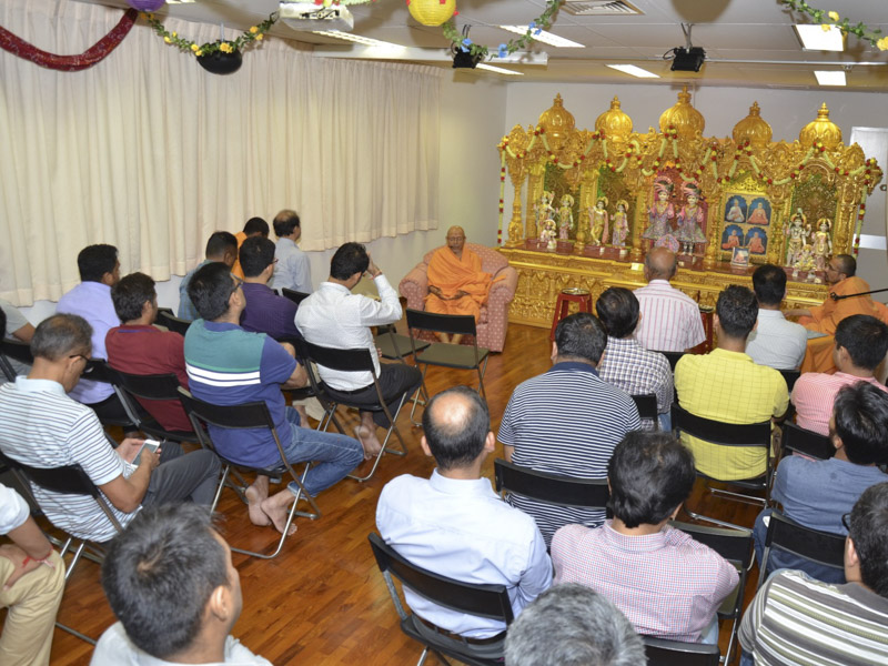 Pujya Tyagvallabh Swami delivers a discourse