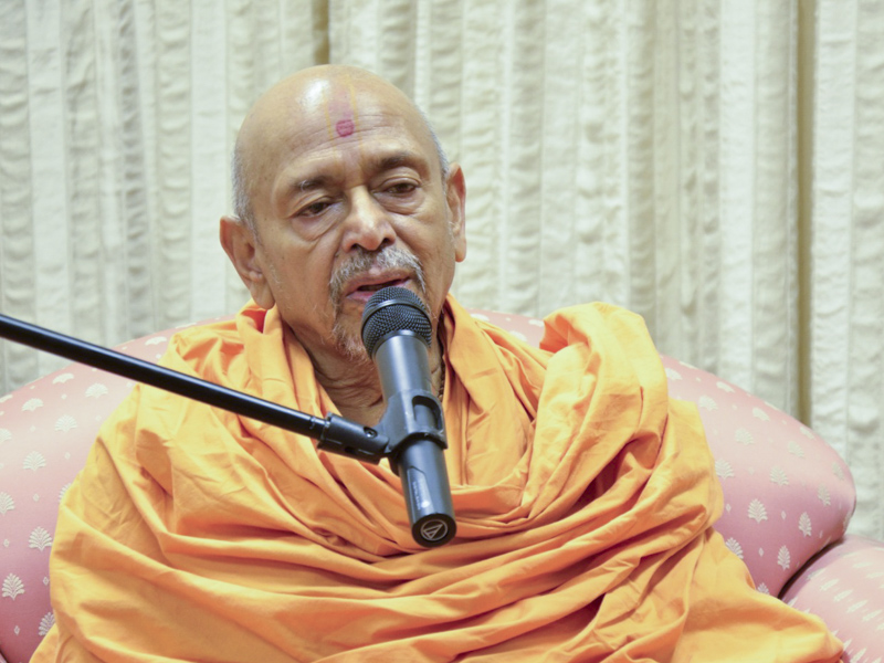 Pujya Tyagvallabh Swami delivers a discourse 