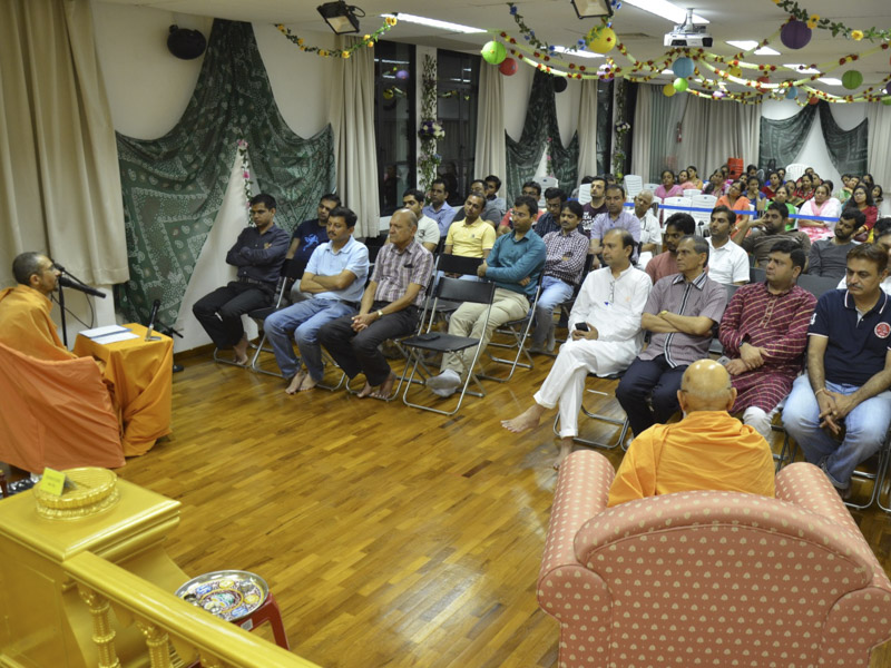 Priyaswarup Swami addresses the assembly