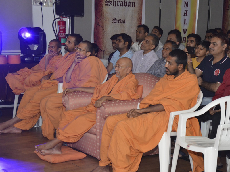Pujya Tyagvallabh Swami, sadhus and devotees during the assembly