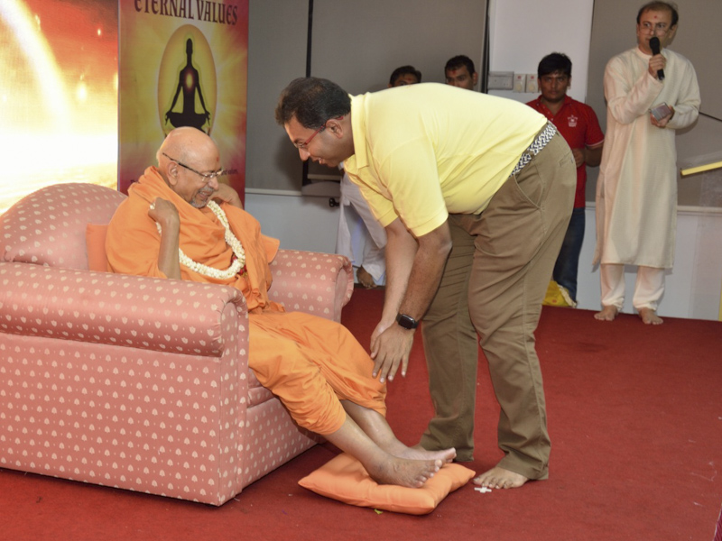 A devotee honors Pujya Tyagvallabh Swami