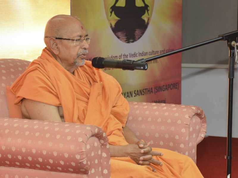 Pujya Tyagvallabh Swami delivers a discourse 