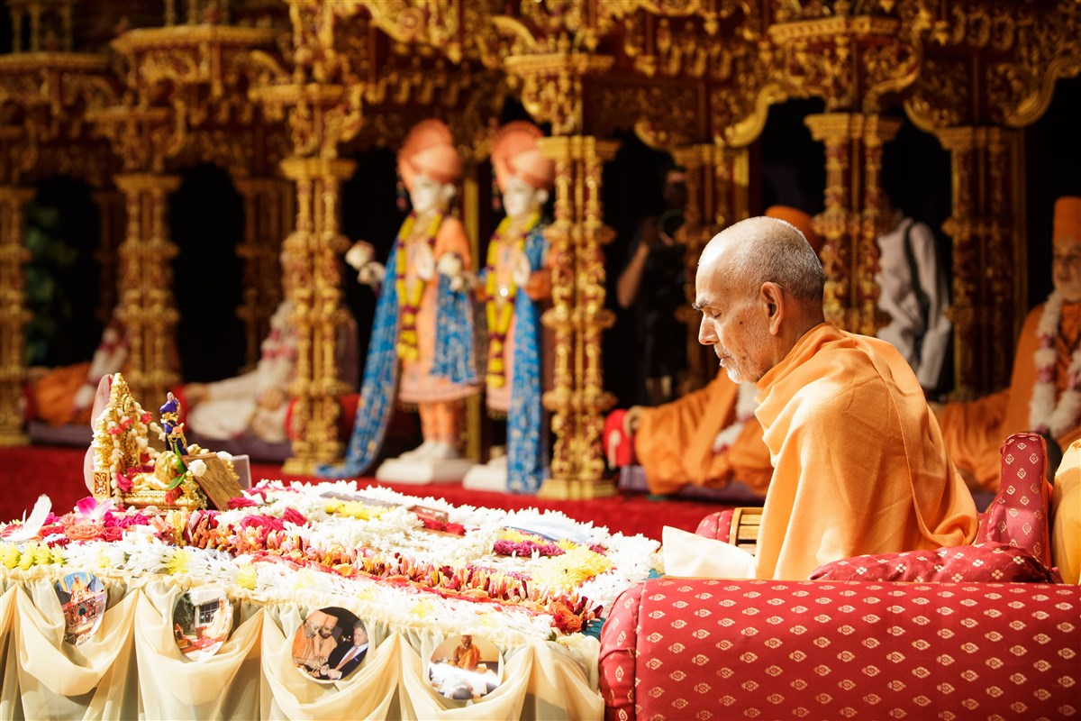 Swamishri meditating during puja, 18 July 2017