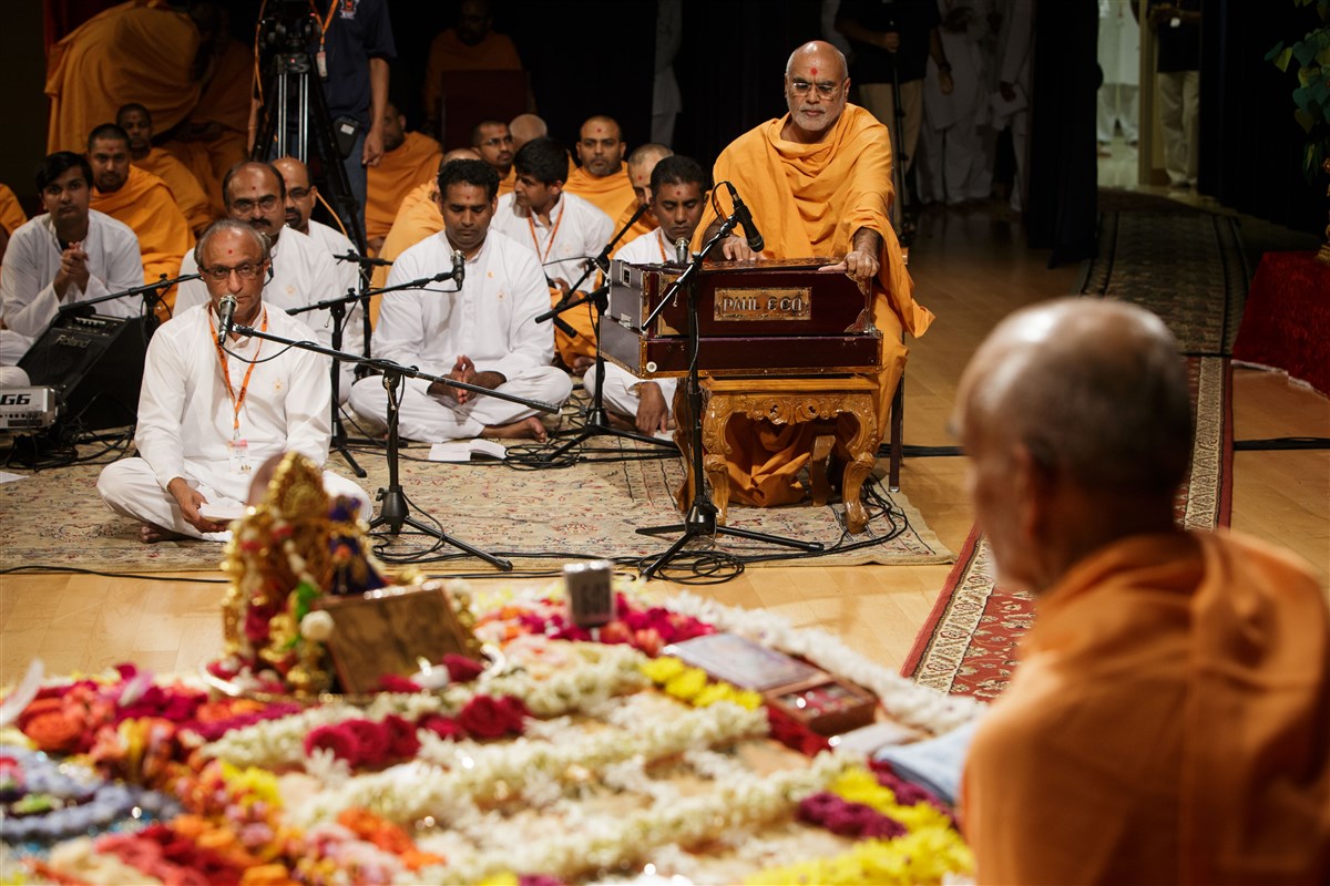 Devotees sing kirtans during Swamishri's puja, 18 July 2017