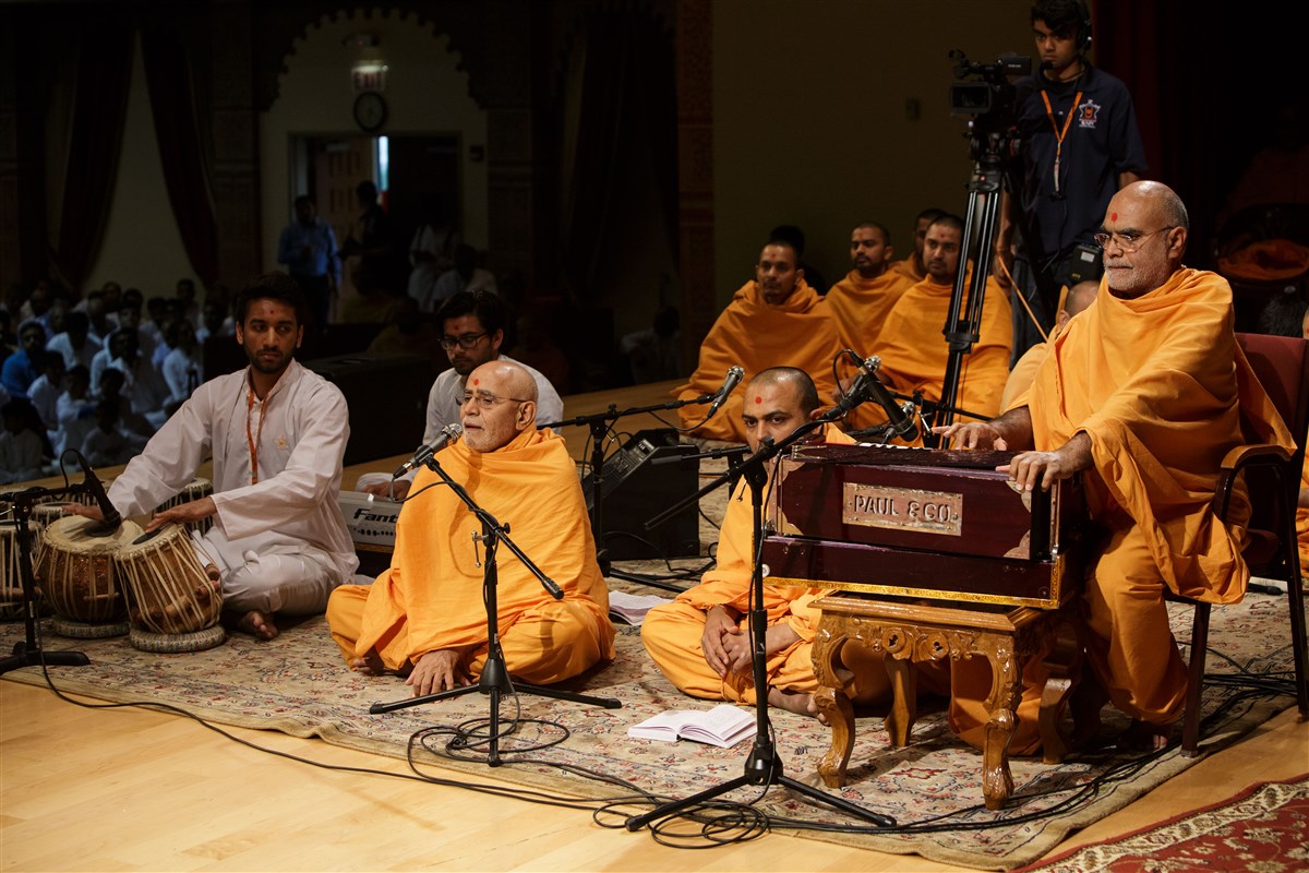 Swamis sing kirtans during Swamishri's puja, 18 July 2017