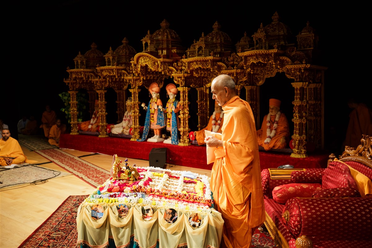 Swamishri engrossed in morning puja, 18 July 2017